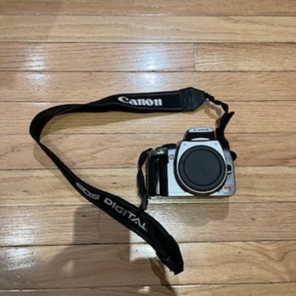 The Canon EOS Digital Rebel XT (model number DS126071, also known as the 350D) - Picture 3 of 5